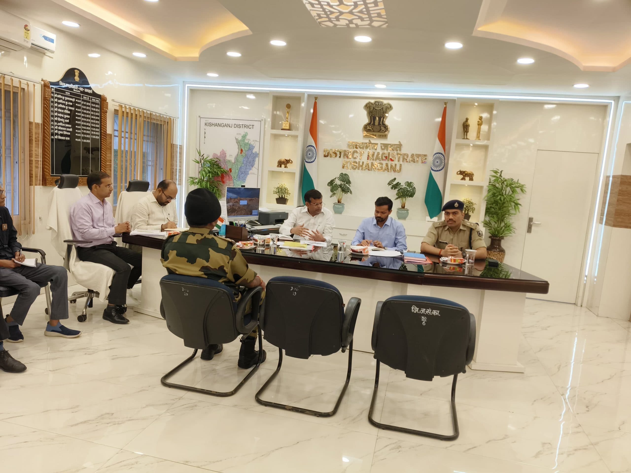 प्रमंडलीय आयुक्त ने मतदाता सूची पुनरीक्षण कार्य की प्रगति का लिया जायजा