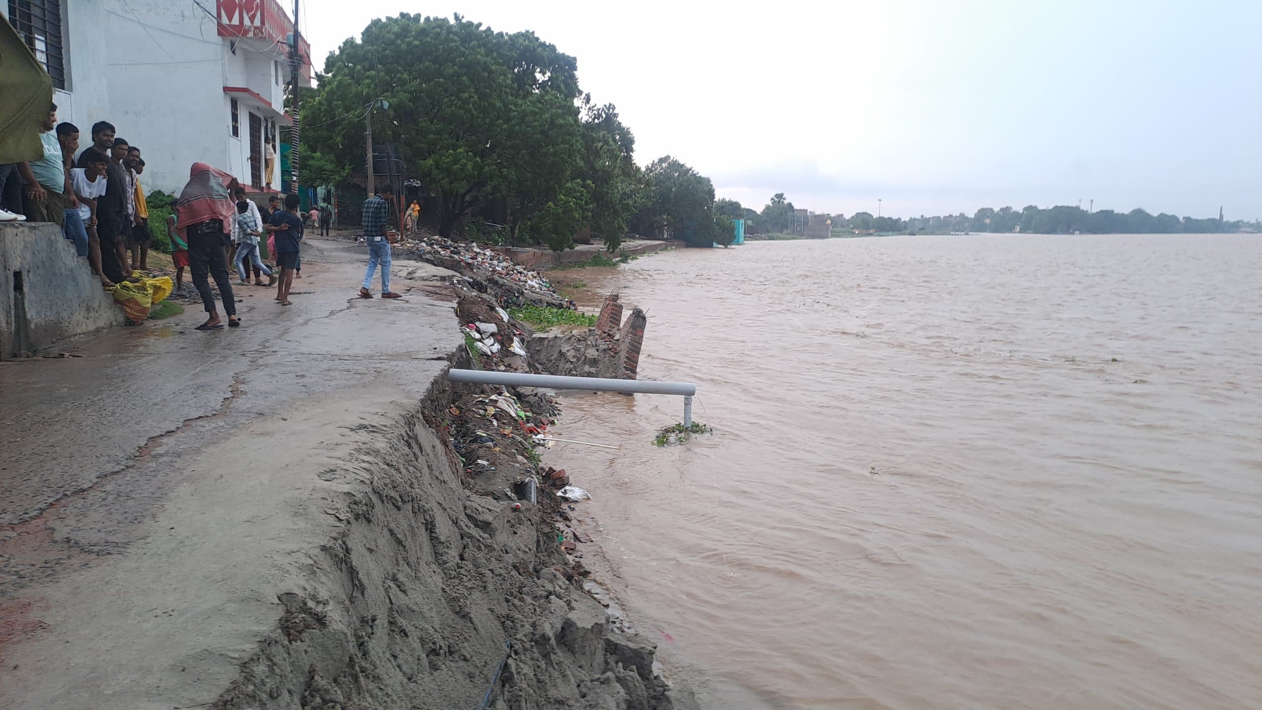सड़क बचाने को गंगा किनारे बनायी गयी दीवार हुई ध्वस्त
