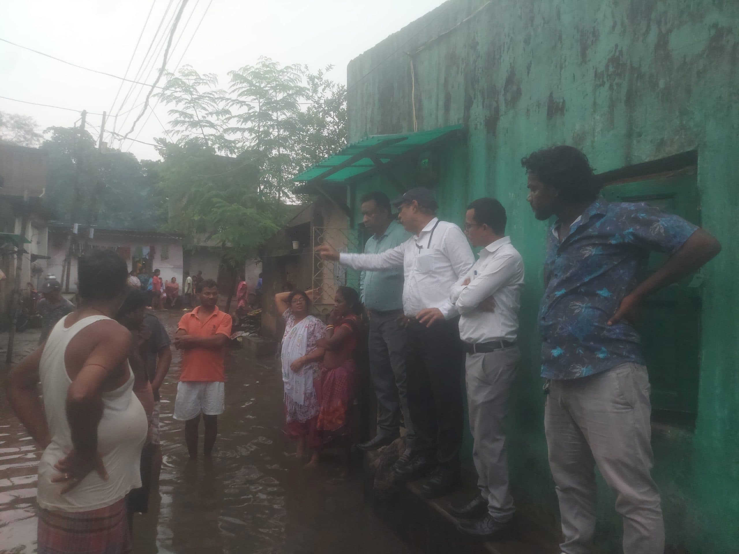 Jamshedpur News : बेल्डीह के कई घरों में घुसा पानी, विधायक ने करायी भोजन की व्यवस्था