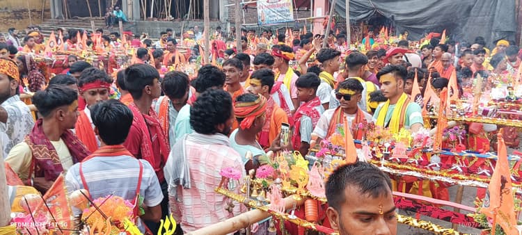 Bhagalpur news फूलों की बारिश के बीच निकली पड़ाव संघ की 113वीं ऐतिहासिक कांवर यात्रा