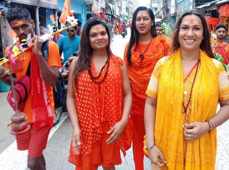 Bhagalpur news बाबा को मनाने किन्नरों का जत्था बाबाधाम रवाना