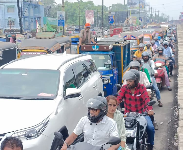 Dhanbad News: गया पुल अंडरपास के बीच बने गड्ढे, लग रहा जाम