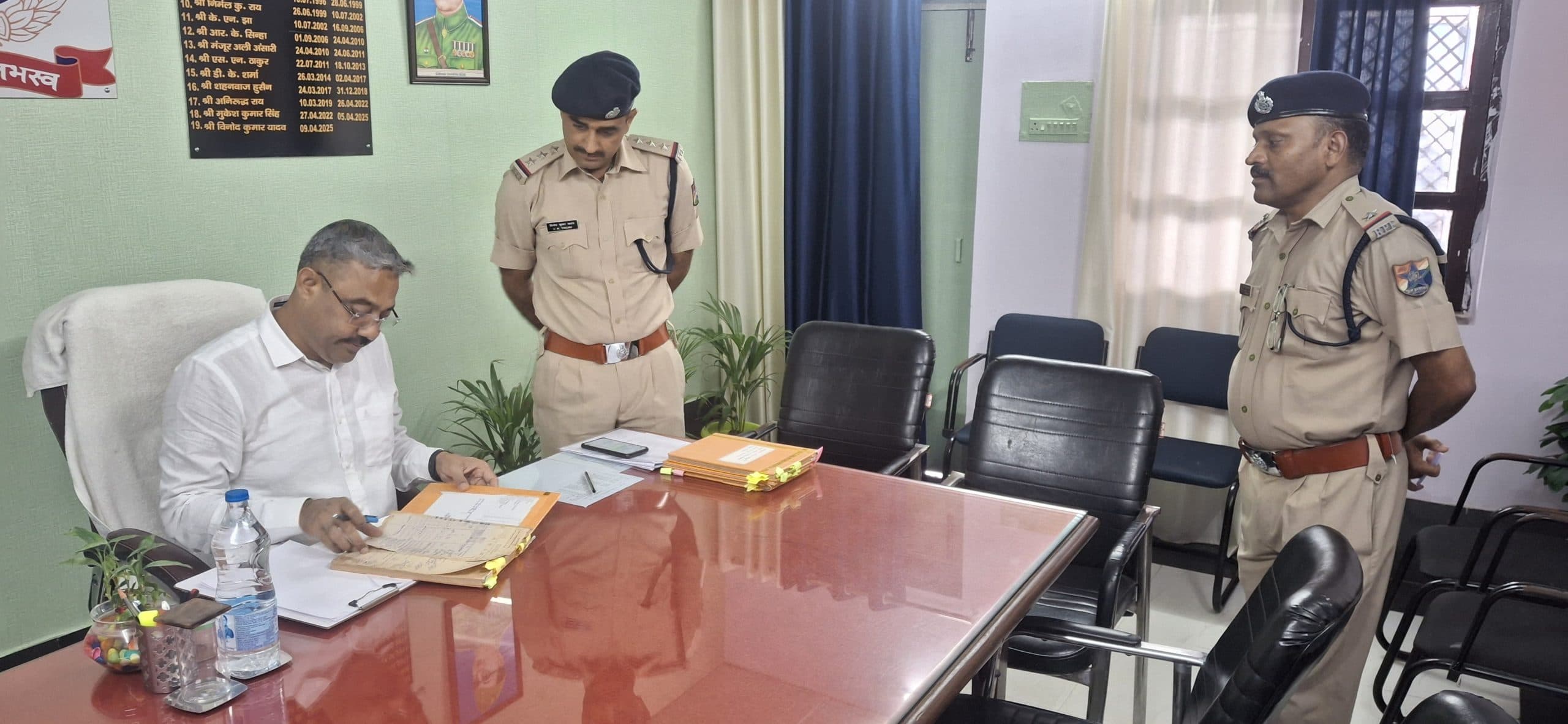 Saran News : सहायक सुरक्षा आयुक्त ने की हथियारों, मालगोदाम और लंबित मामलों की समीक्षा