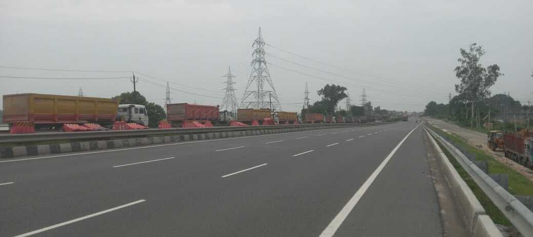 सुबह से लेकर दोपहर तक जीटी रोड पर खड़ा रहे सैकड़ों ट्रक