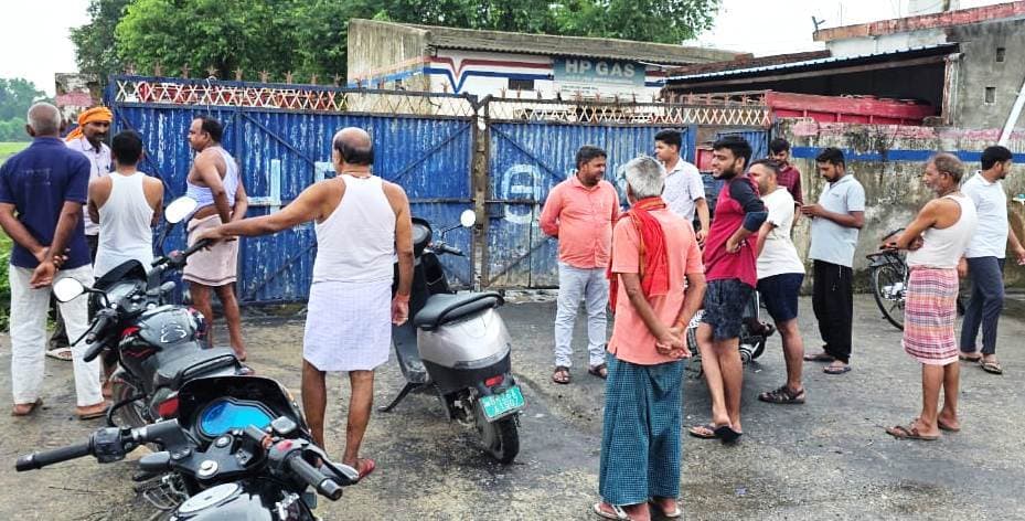 गैस एजेंसी में सिलिंडर चोरी करते रंगे हाथों पकड़ाया चोर, गुस्साये लोगों ने की पिटाई