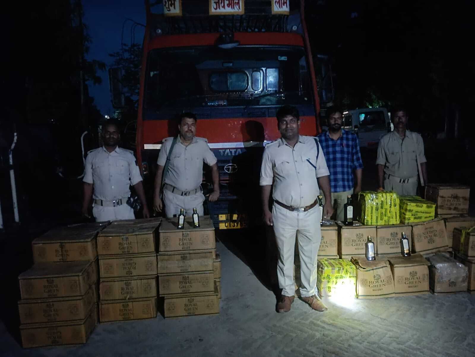 Motihari: ट्रक के तहखाना में छुपाकर रखा गया 550 लीटर विदेशी शराब बरामद