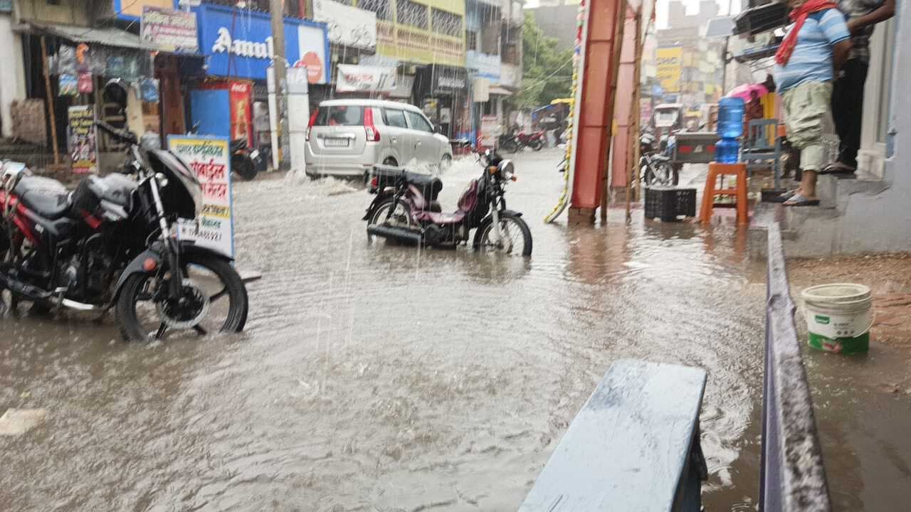 Saran News : गड़खा बाजार में जलजमाव, दुकानों में घुसा बारिश का पानी