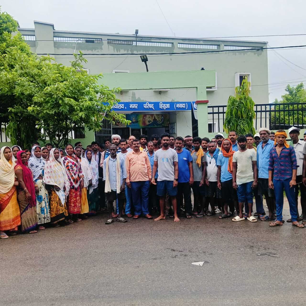 नियमित वेतन और भविष्य निधि की मांग को लेकर सफाईकर्मियों ने की हड़ताल