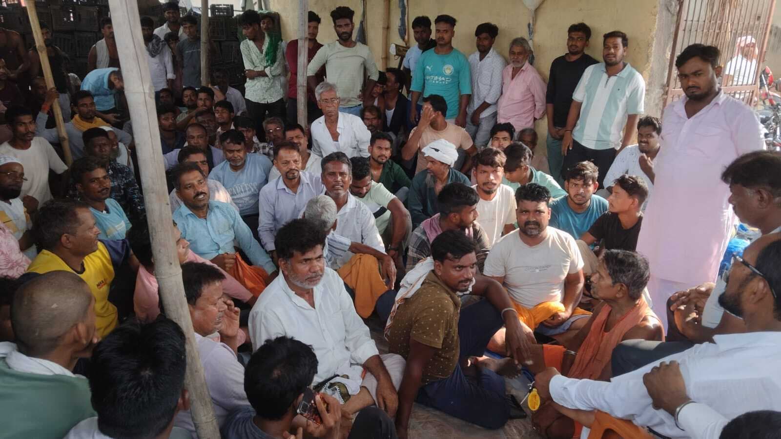 फुटपाथ दुकानदारों ने उठायी स्थायी दुकान देने की मांग