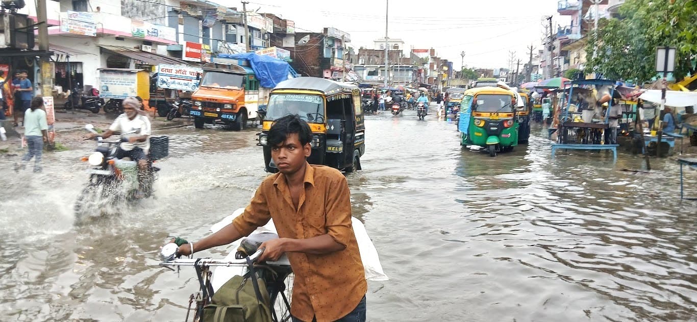 गोह बाजार बना तालाब, एक घंटे की बारिश ने खोल दी जलनिकासी की पोल