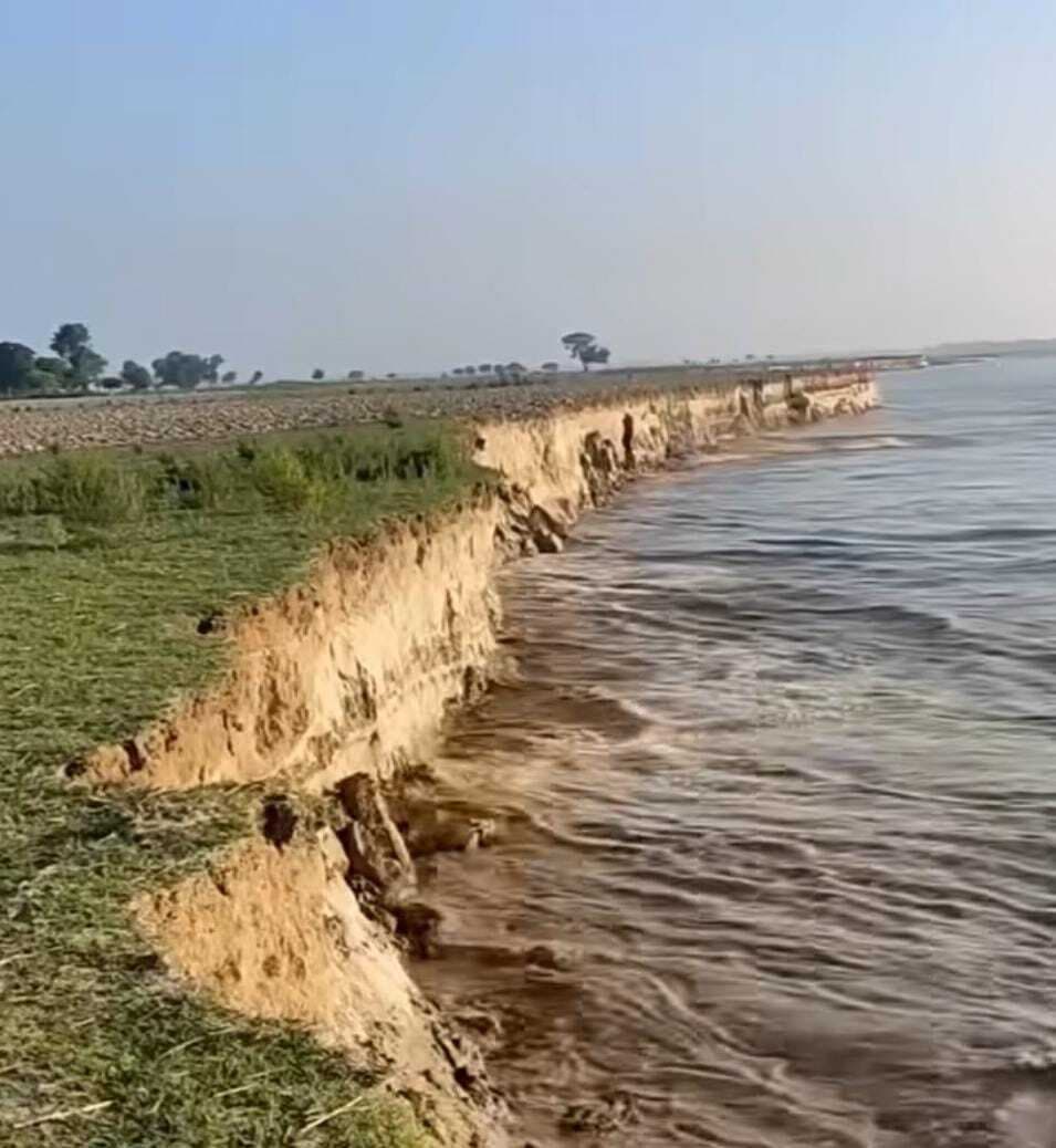 hajipur news. जहांगीरपुर में तेजी से गंगा नदी में हो रहा कटाव, दहशत में लोग