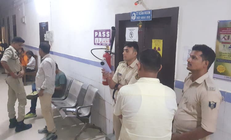 समाहरणालय के छज्जे का मलबा गिरा, दो पुलिस कर्मी घायल