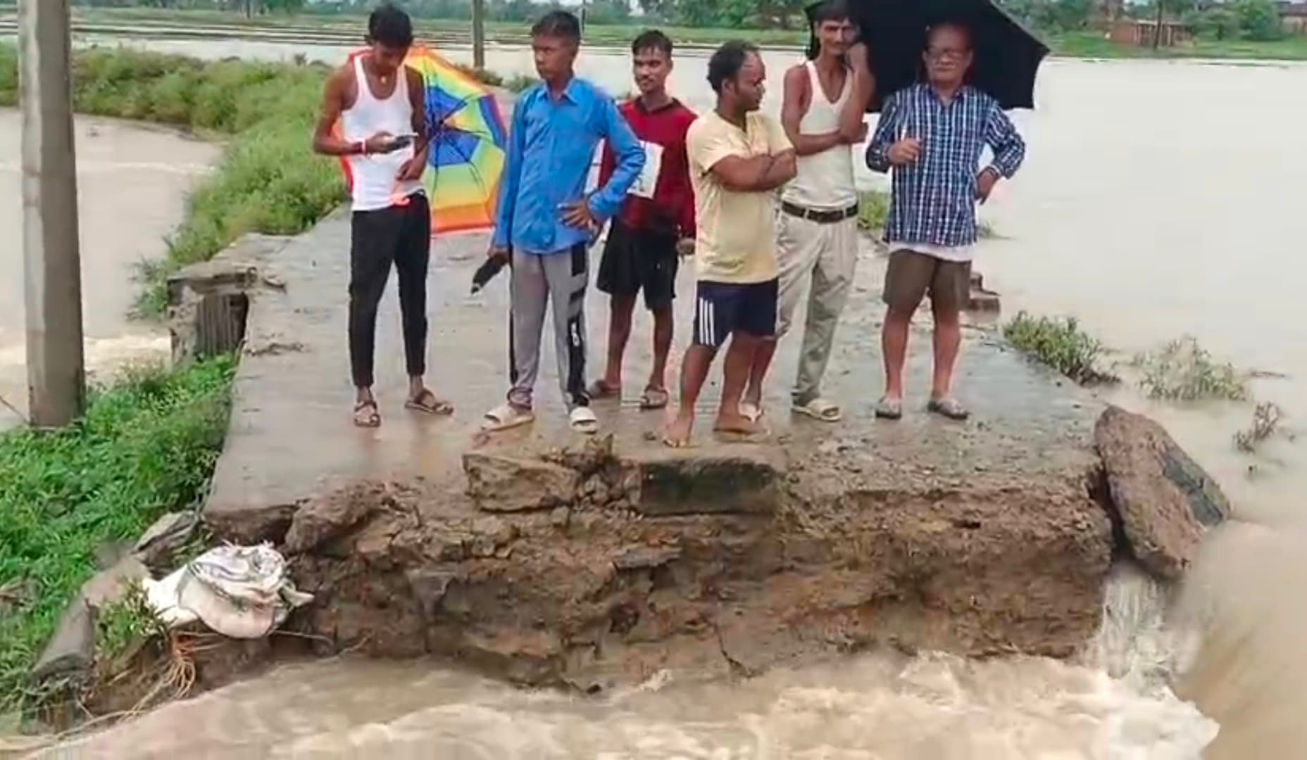 पानी की तेज धार में बही हरी बिगहा सड़क, देव में बाढ़ जैसे हालात