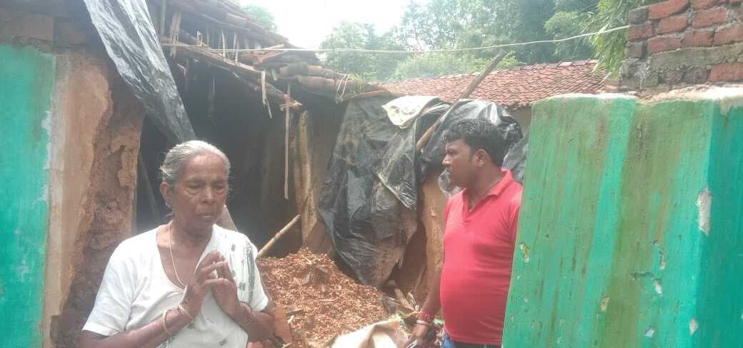 Jamshedpur news. सुंदरनगर क्षेत्र में एक दर्जन से भी अधिक मिट्टी के घर ढहे, लोग परेशान