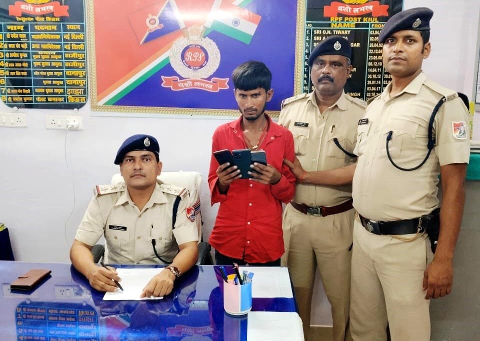 चोरी के तीन मोबाइल के साथ एक चोर गिरफ्तार