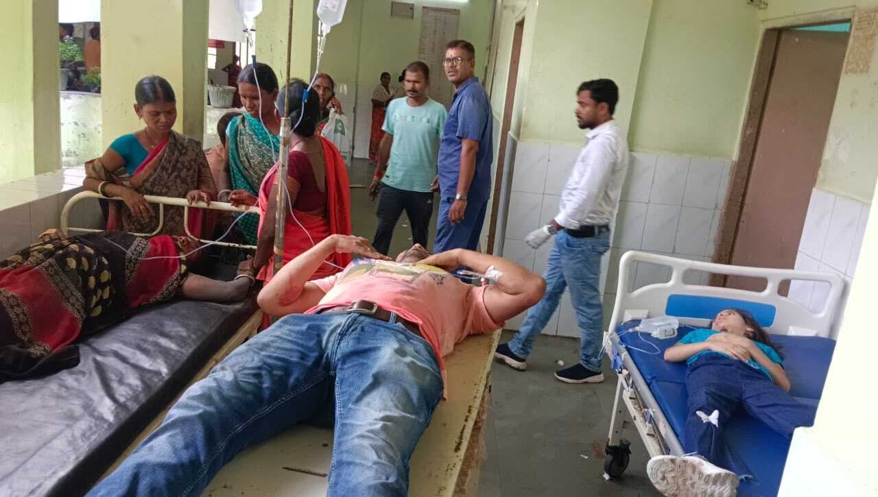 सड़क पर खड़े हाइवा से टकरायी कार, बच्चे की मौत