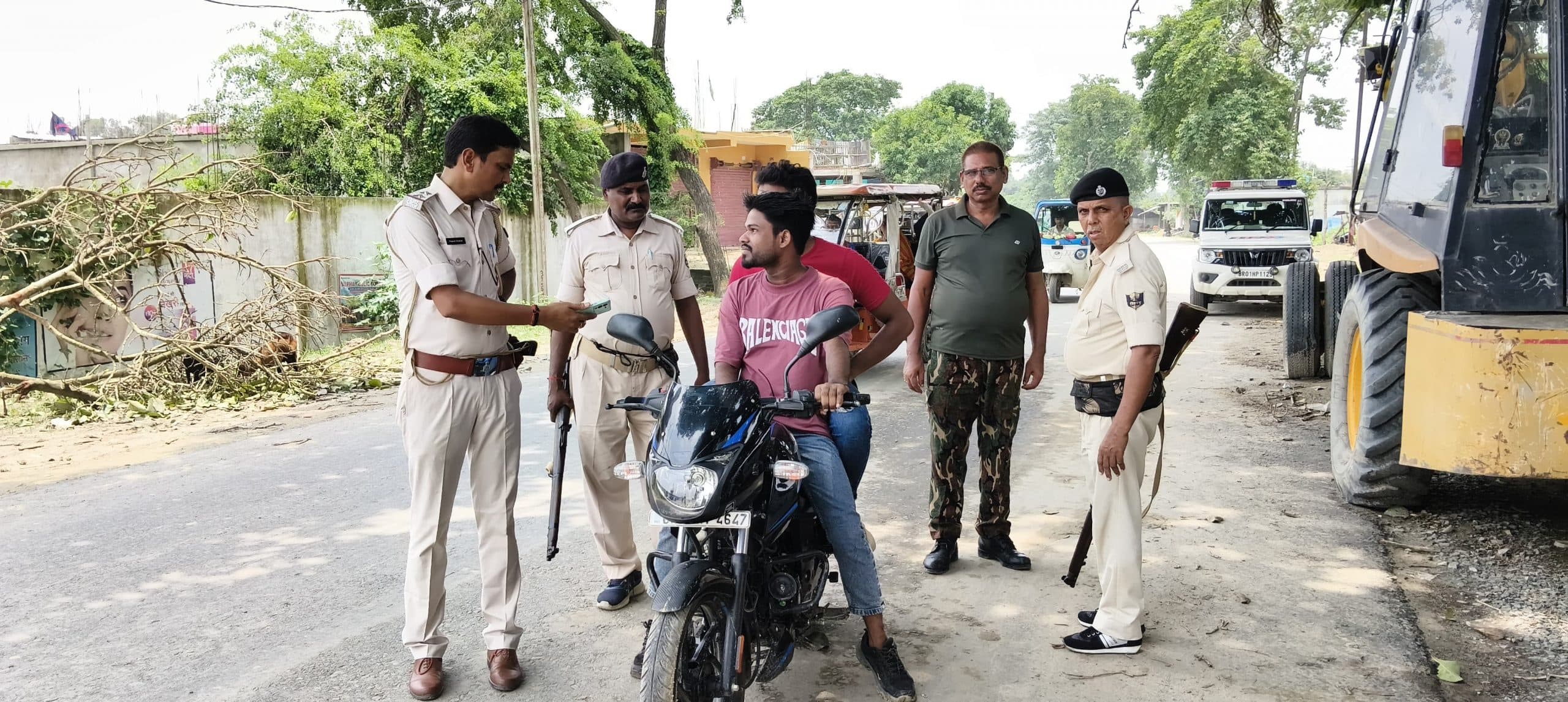 सालमारी में पुलिस ने चलाया वाहन जांच अभियान