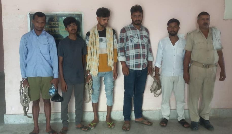 तीन तस्कर व दो पियक्कड़ गिरफ्तार