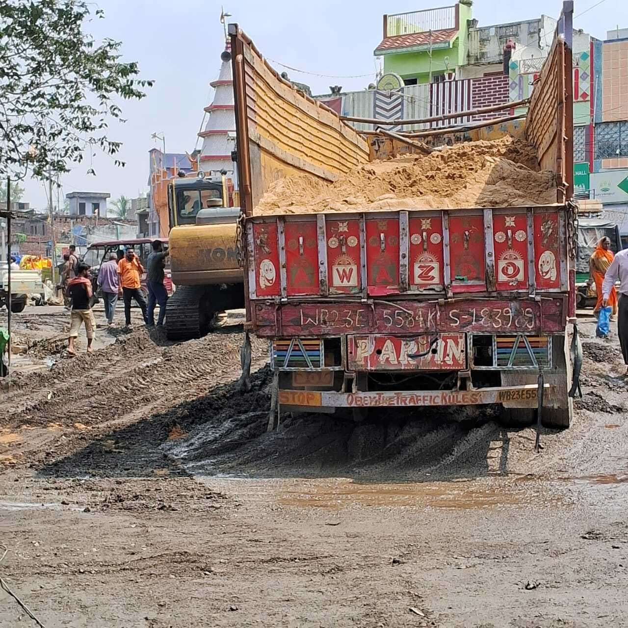 बरियारपुर तीन बटिया चौक पर बालू लदा ट्रक गड्ढे में फंसा