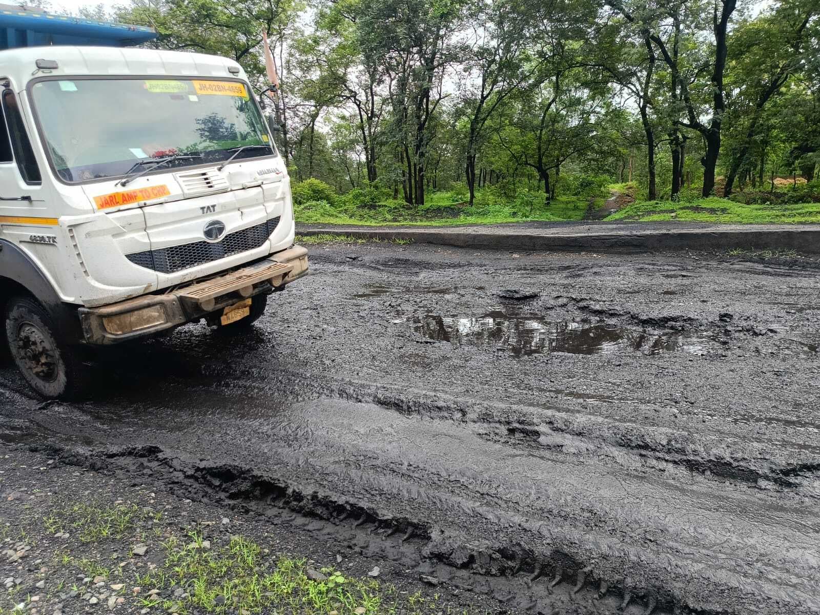 राय कोलियरी का छलका पुल बंद, सड़क में बने गड्ढे से आवागमन में परेशानी