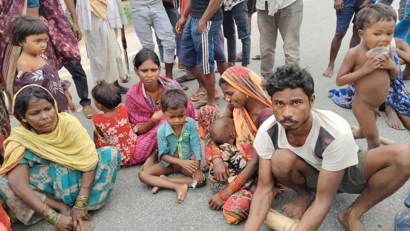 शौच करने जा रहे युवक की करेंट की चपेट में आने से मौत, रोड जाम