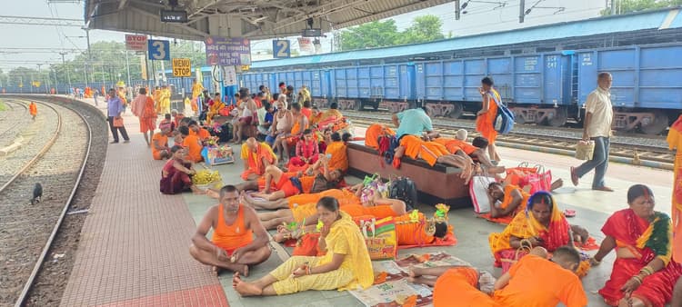 Deoghar News : मालवाहक ट्रेन के इंजन में आयी खराबी, तीन घंटे अप लाइन बाधित