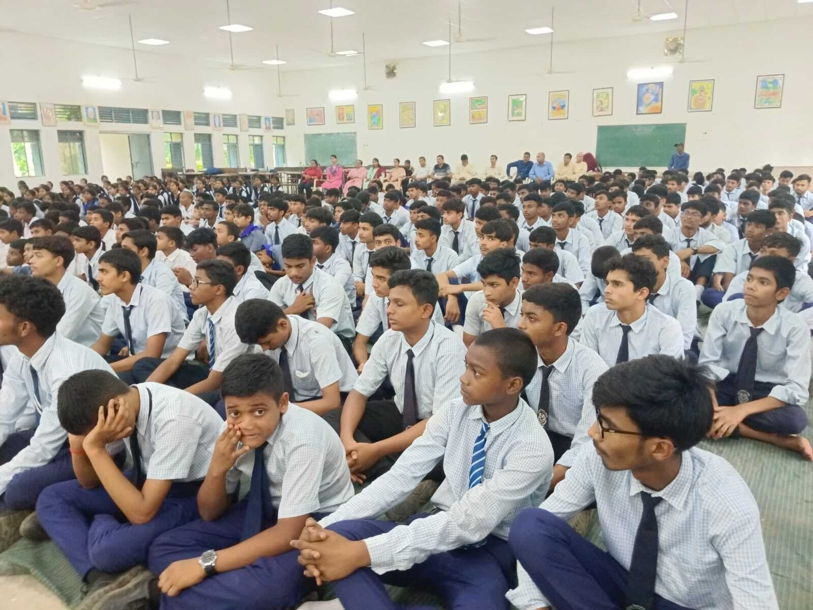 सकारात्मक सोच के साथ लक्ष्य निर्धारित कर कठिन परिश्रम करें