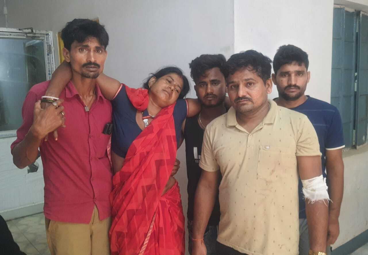 भूमि विवाद में दंपति को लाठी-डंडे से पीटकर किया घायल