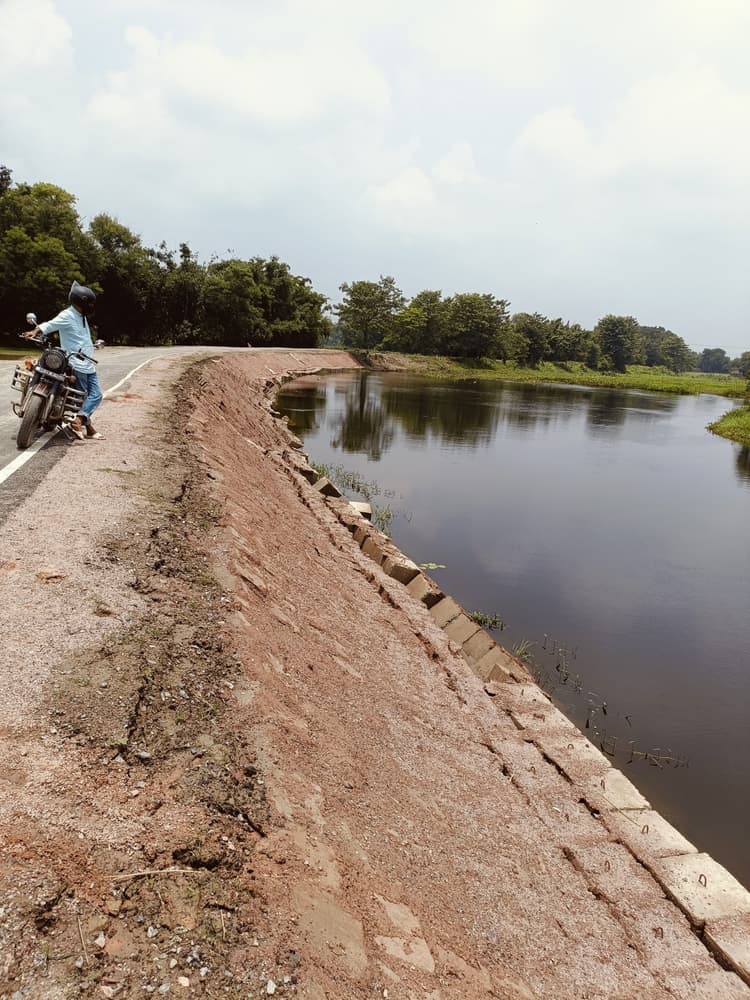 पहली बारिश के बहाव में दरकने लगी नव निर्मित सड़क