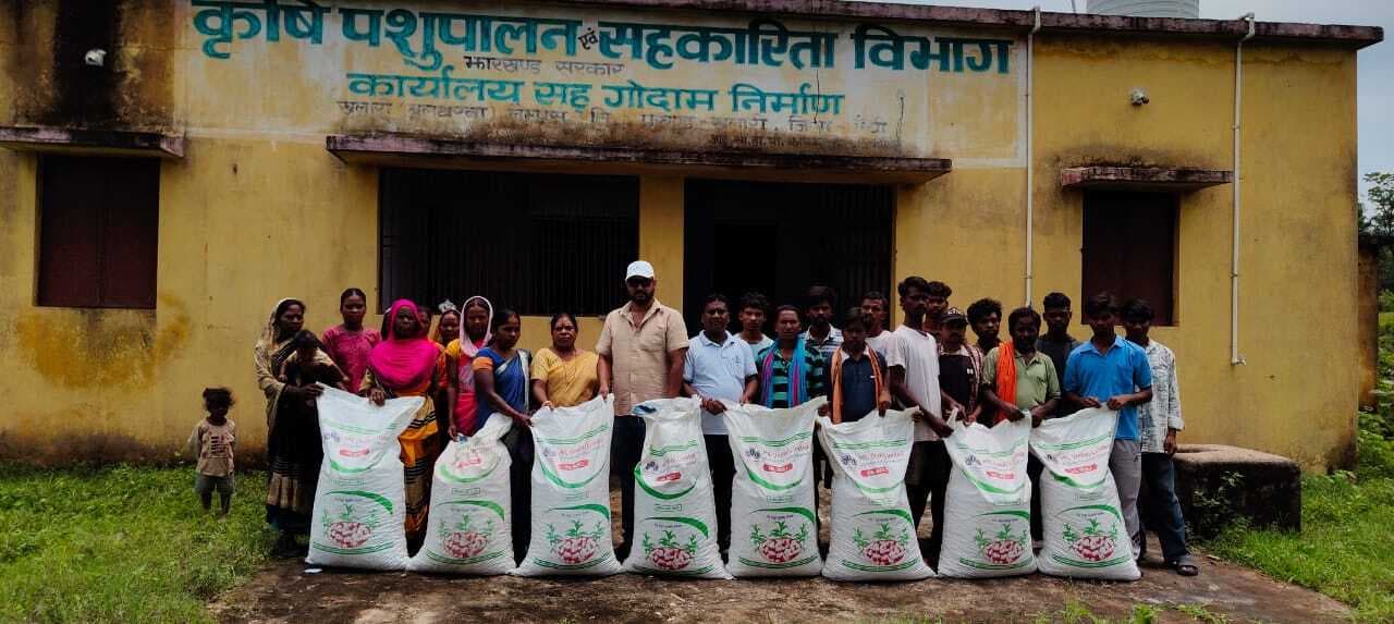 खलारी पंचायत में किसानों के बीच बीज का वितरण