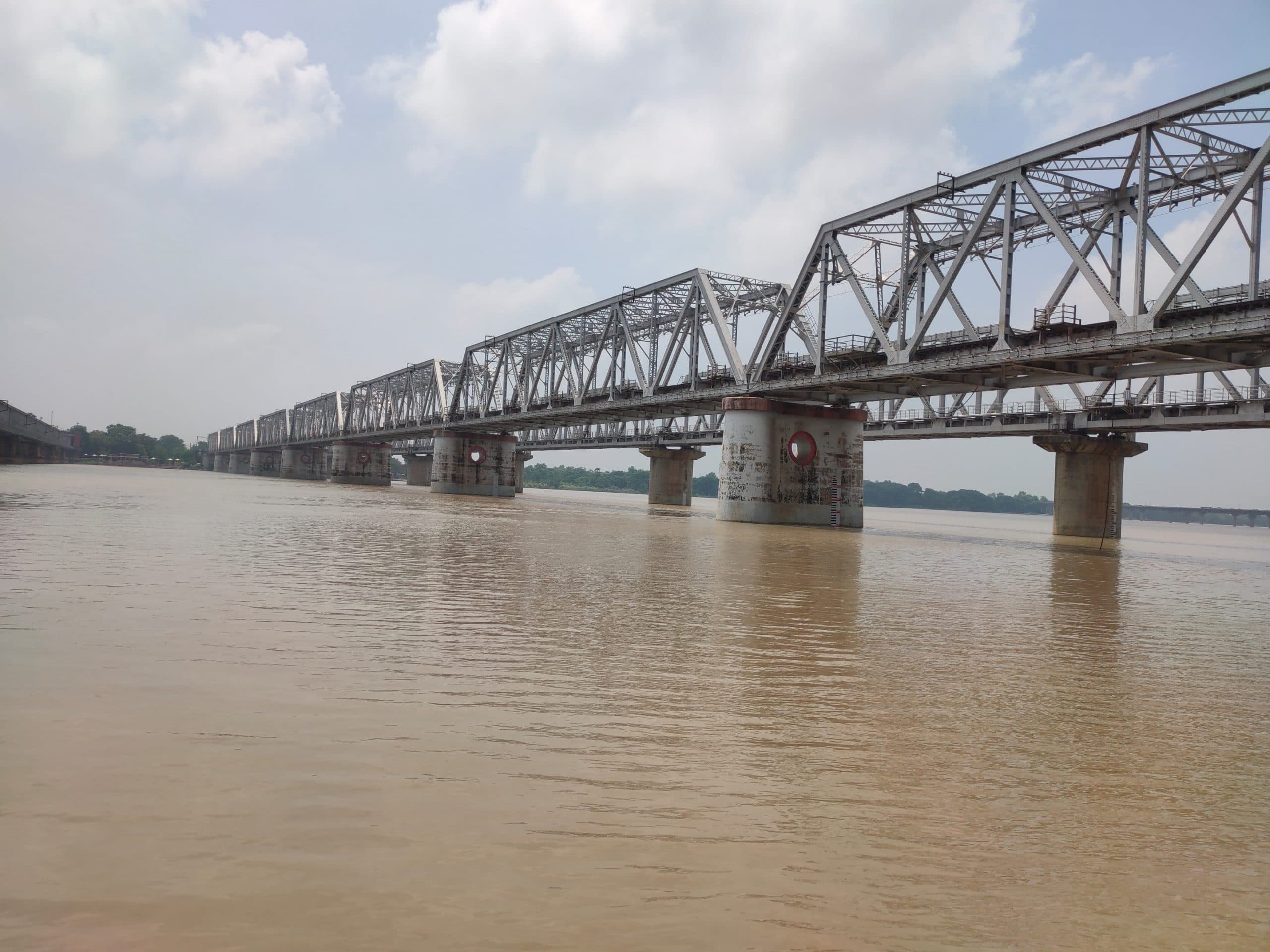 hajipur news. गंगा नदी का जलस्तर खतरे के निशान से 0.20 मीटर व गंडक 1.91 मीटर नीचे