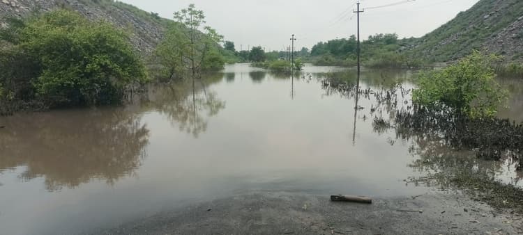जलजमाव वाली सड़क पर डूबी बोलेरो,  बाल-बाल बचे सवार