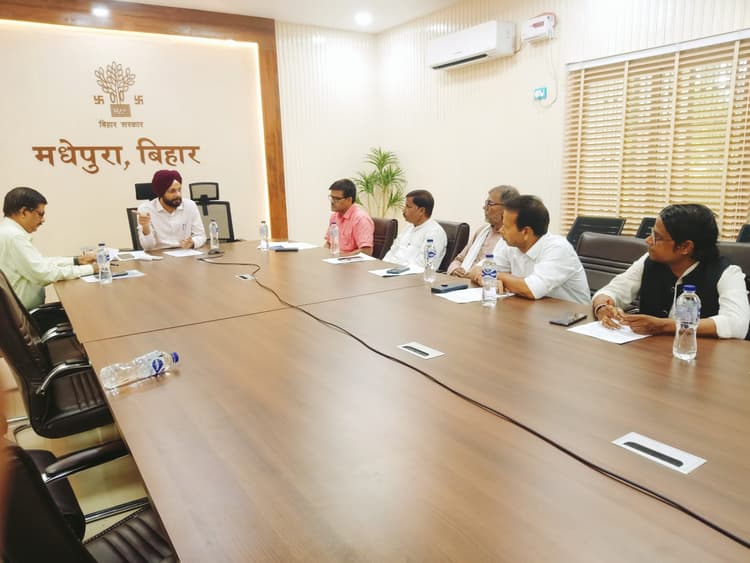 विशेष गहन पुनरीक्षण कार्यक्रम को लेकर डीएम ने की बैठक