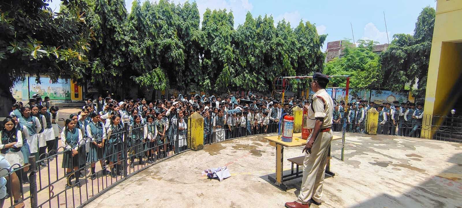 मॉकड्रिल कर आग बचाव का दिया प्रशिक्षण