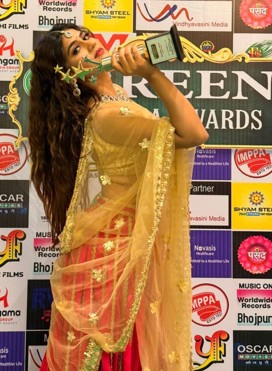 अपर्णा मलिक को मिला बेस्ट डेब्यू एक्ट्रेस का अवॉर्ड