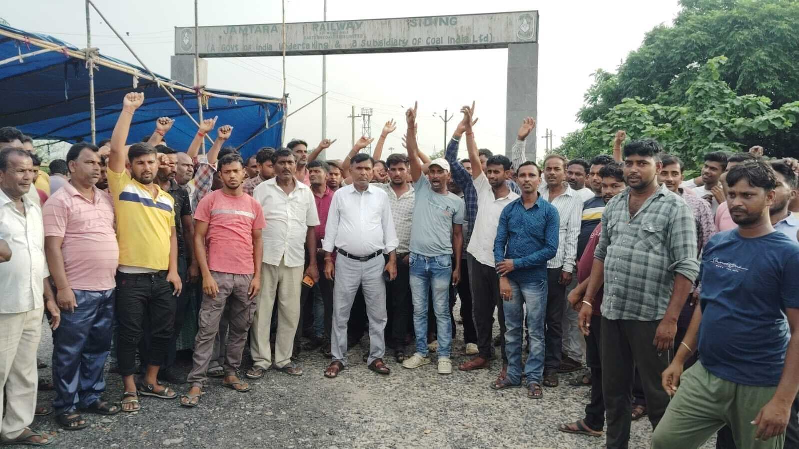 रेलवे साइडिंग में डंपर एसोसिएन का धरना दूसरे दिन रहा जारी