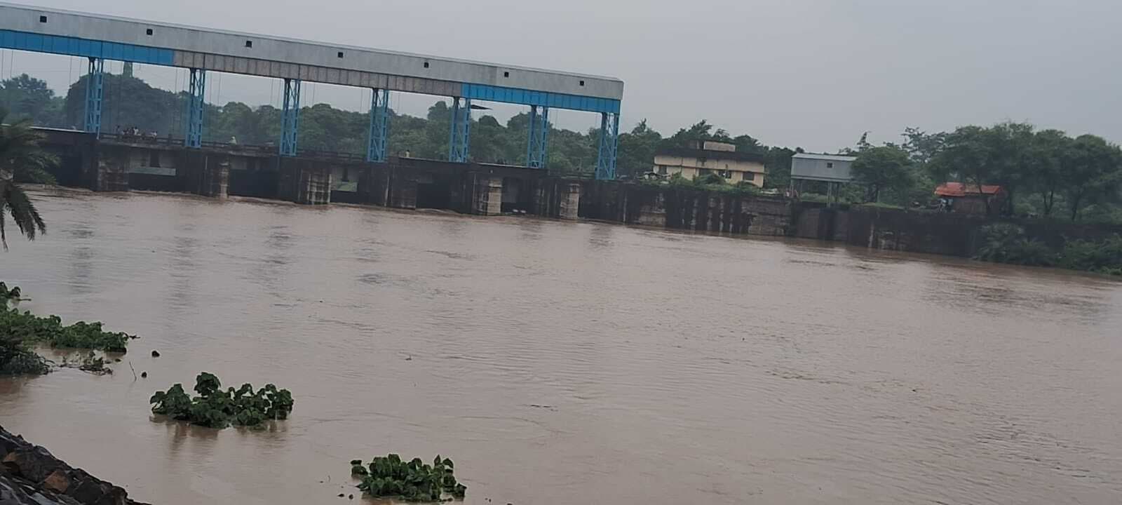 बराज पर ताला, गांवों में बाढ़, प्रशासनिक लापरवाही में हजारों जिंदगियाें पर संकट