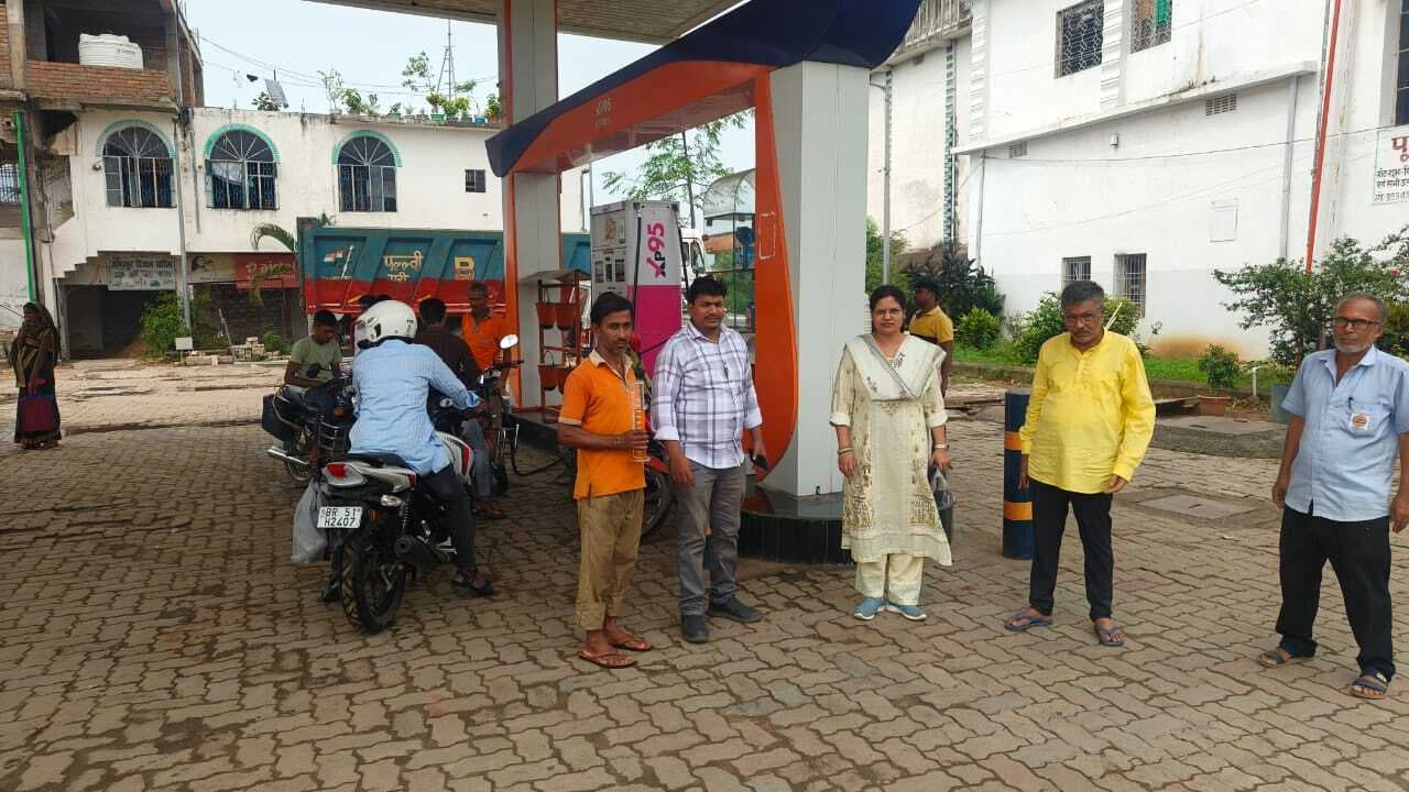 वाहन में पेट्रोल की बदले डाल दिया पानी मामले में अधिकारियों ने किया फ्यूल पंप की जांच