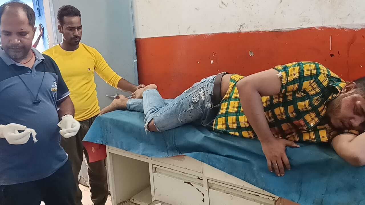 स्कूटी व बाइक की टक्कर, तीन व्यक्ति जख्मी, रेफर