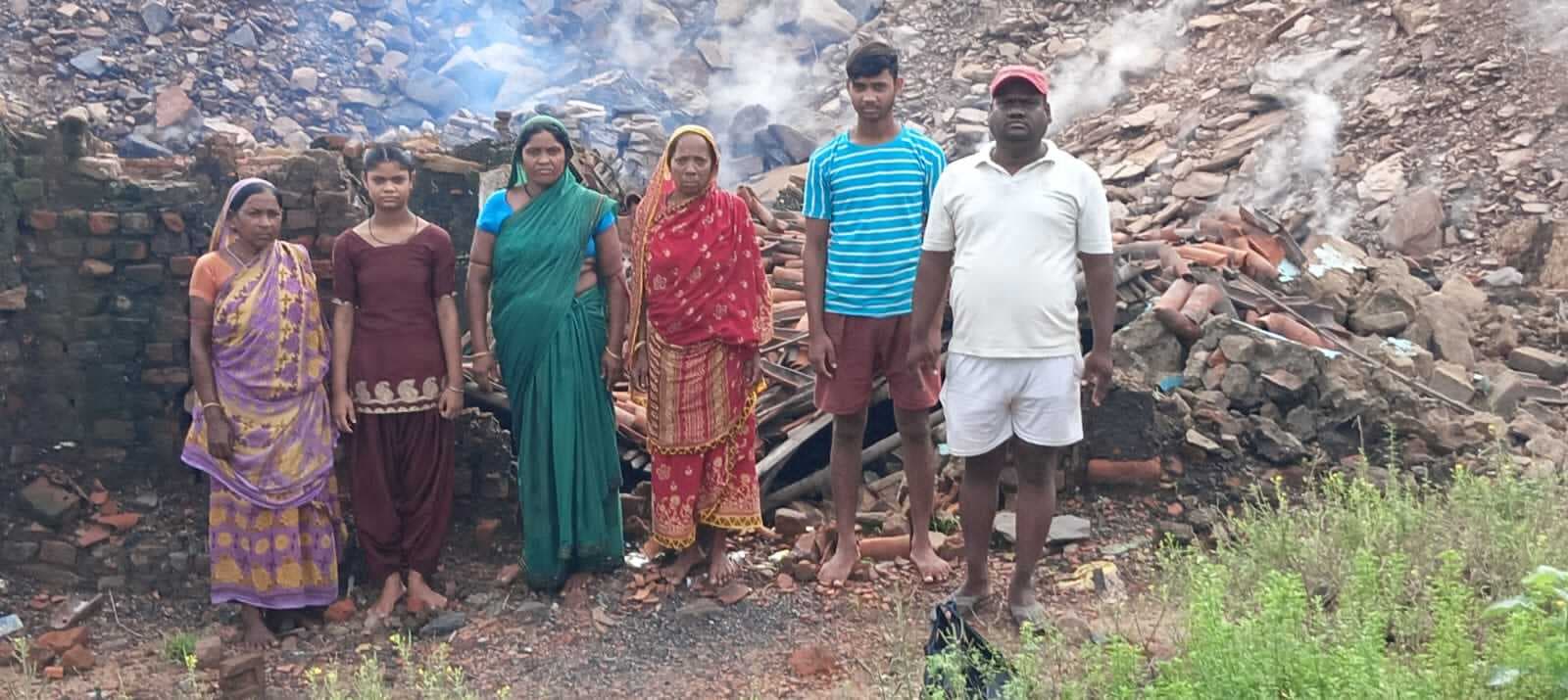Dhanbad News: कुजामा कुम्हार बस्ती में घर गिरा, दहशत में लोग