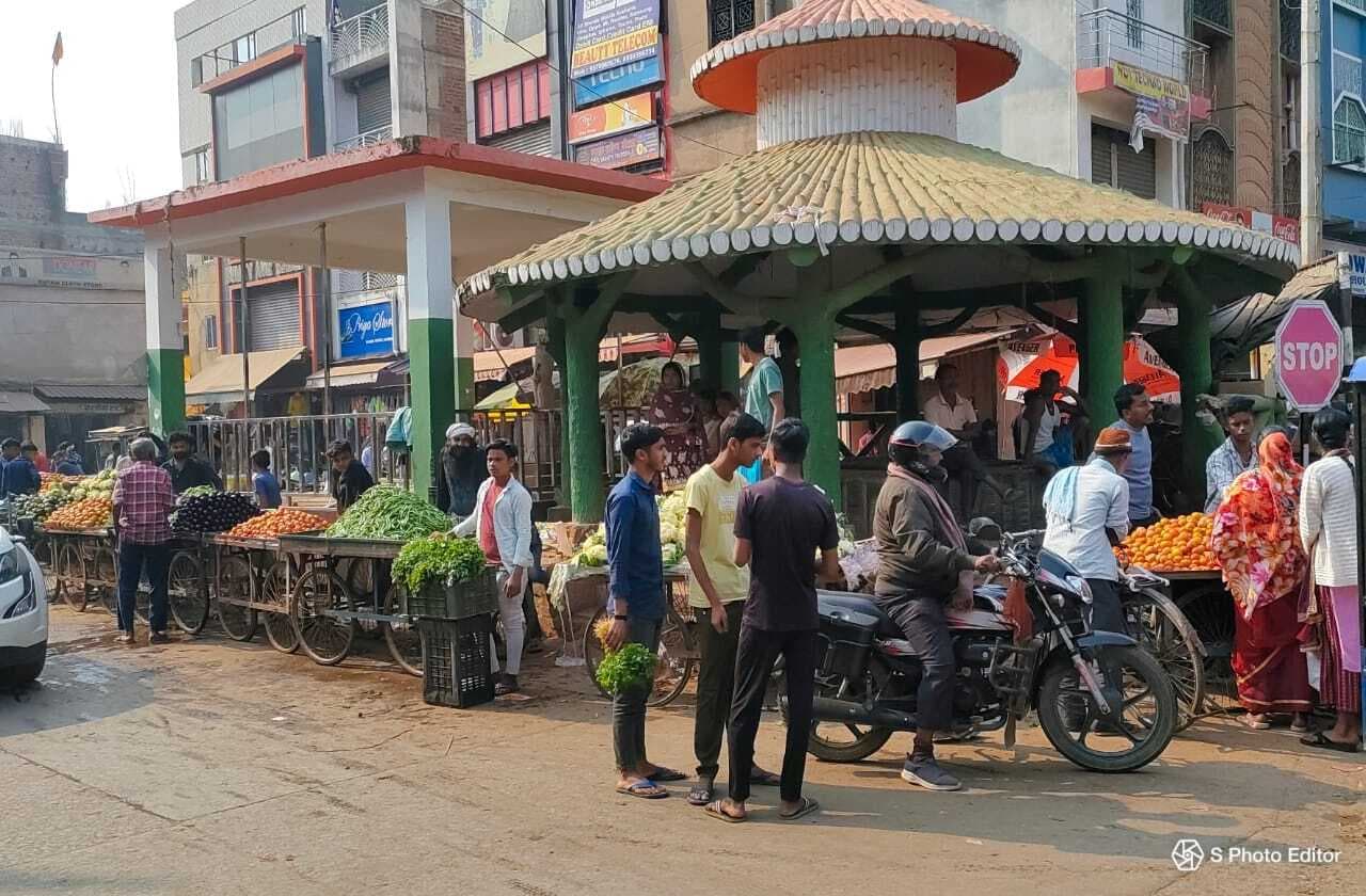 सड़कों के अतिक्रमण से राहगीरों को पैदल चलने में हो रही परेशानी