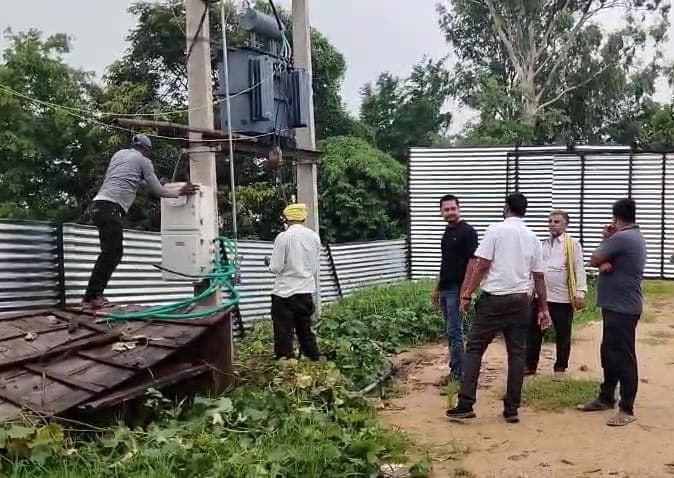 बिजली चोरी के आरोप में पेट्रोल पंप समेत विभिन्न प्रतिष्ठानों पर प्राथमिकी