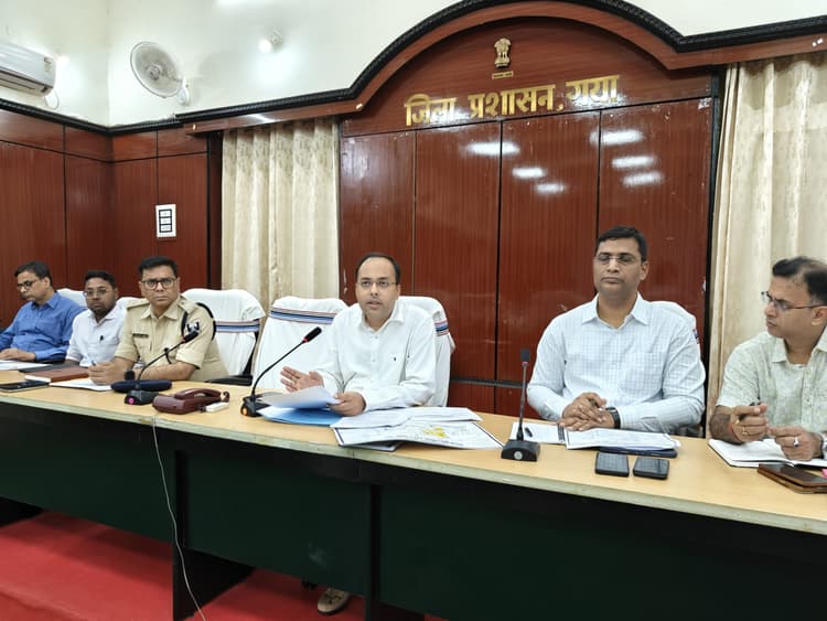 ट्रैफिक व्यवस्था व वाहनों की पार्किंग के प्रति रहें गंभीर : डीएम