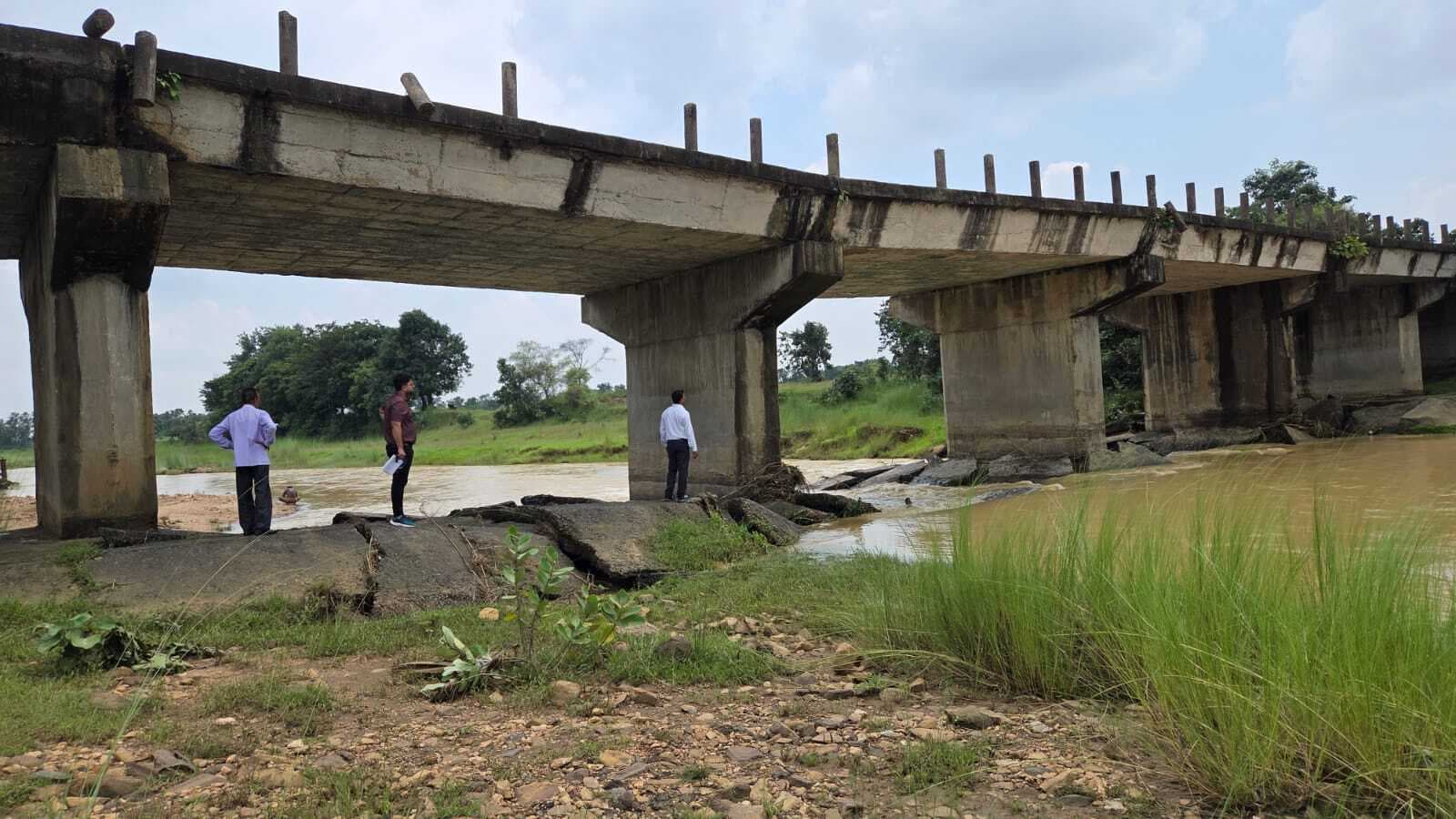 पुल धंसने के मामले में जांच के लिए पहुंचे पदाधिकारी