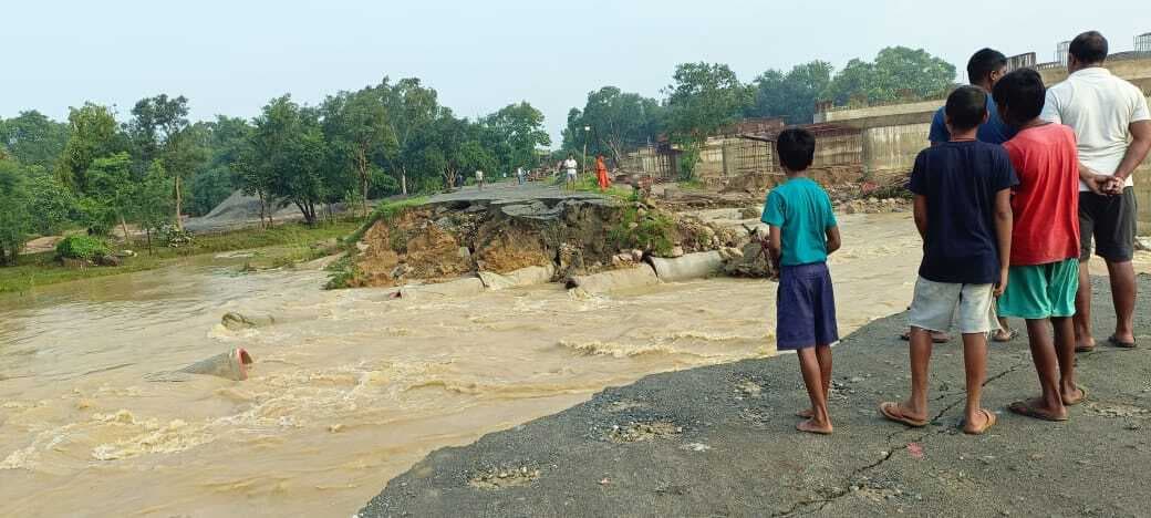 सैजपुर के समीप ओढ़नी नदी का डायवर्सन करीब 60 फीट टूटा, यातायात व्यवस्था दूसरे दिन भी रहा ठप्प