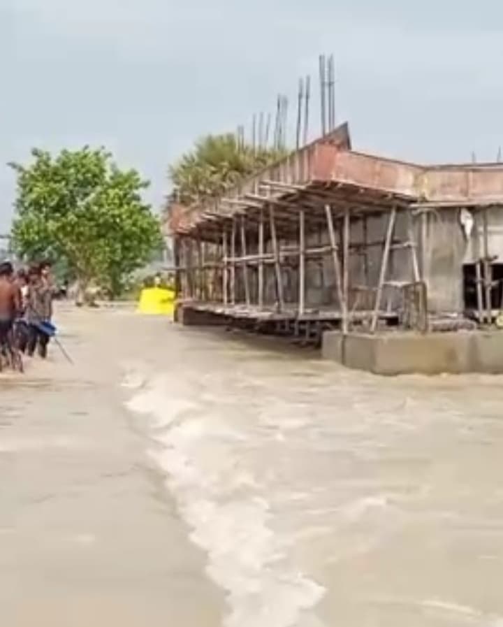 kaimur News : कुकुनहिया नदी उफान पर, दर्जनों गांवों का शहर से टूटा संपर्क