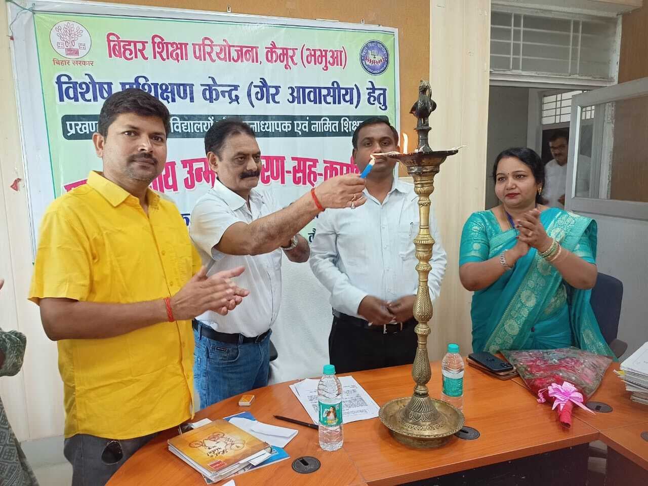 kaimur News : एक भी बच्चा विद्यालय से नहीं रहे बाहर, सभी एचएम व शिक्षकों को लेनी होगी जवाबदेही : डीइओ