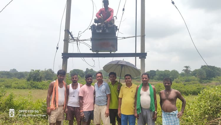 सोनारायठाढ़ी : विधायक के पहल पर गांव में लगा ट्रांसफाॅर्मर