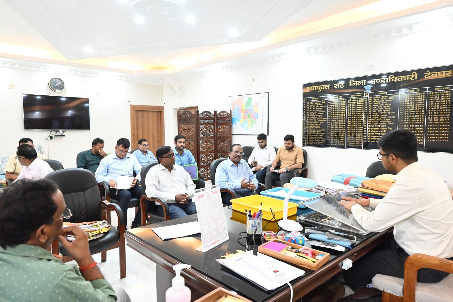 Deoghar News : अवैध खनन व ओवरलोड पर रोक लगायें, अनफिट वाहनों को हटायें : डीसी