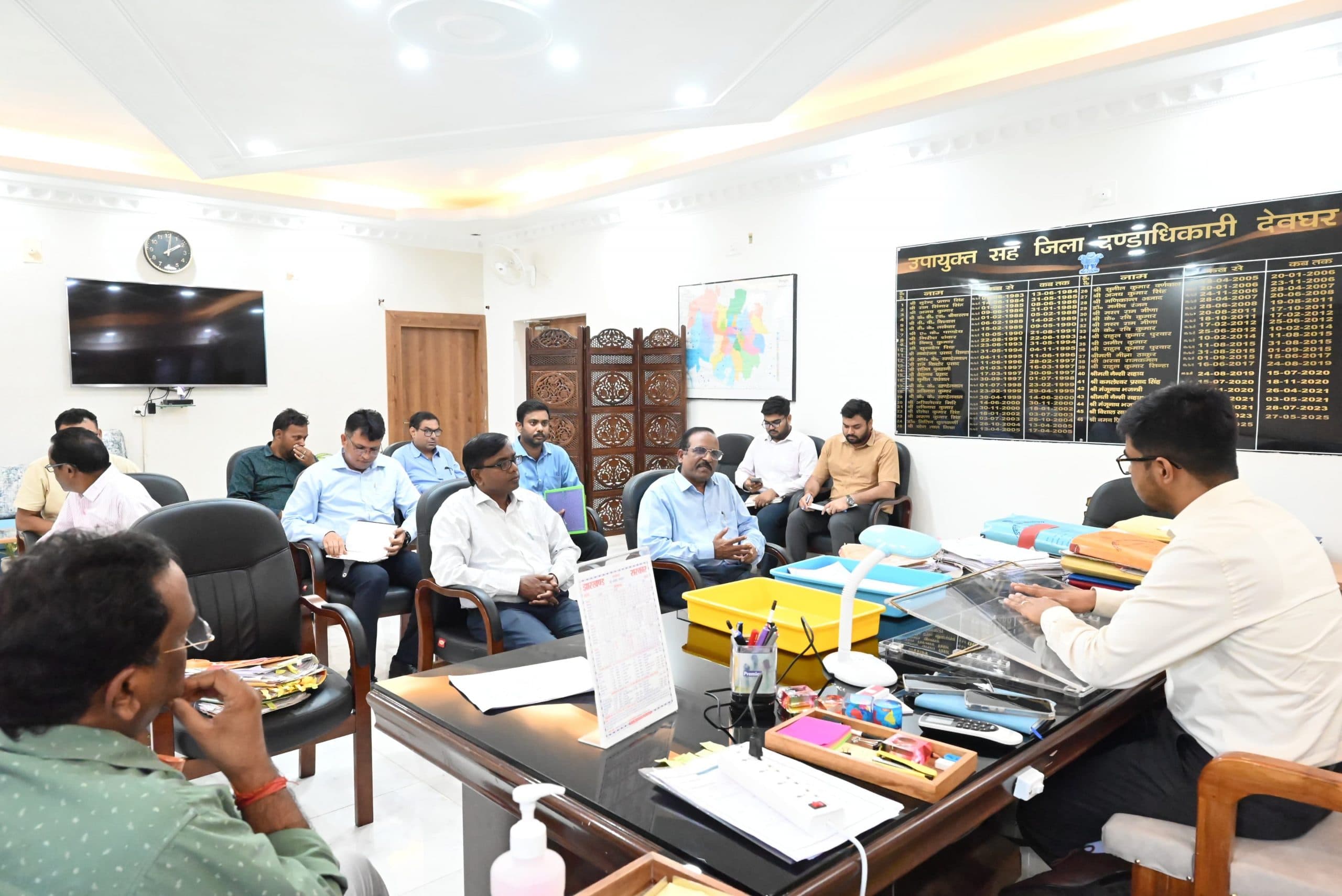 Deoghar News : अवैध खनन व ओवरलोड पर रोक लगायें, अनफिट वाहनों को हटायें : डीसी